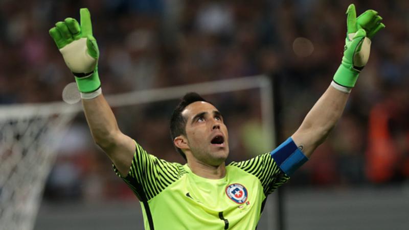 Claudio Bravo tampil heroik saat membela Timnas Chile. Copyright: INDOSPORT