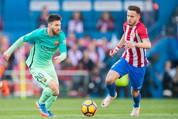 Saul Niguez ketika melawan Lionel Messi. Copyright: INDOSPORT