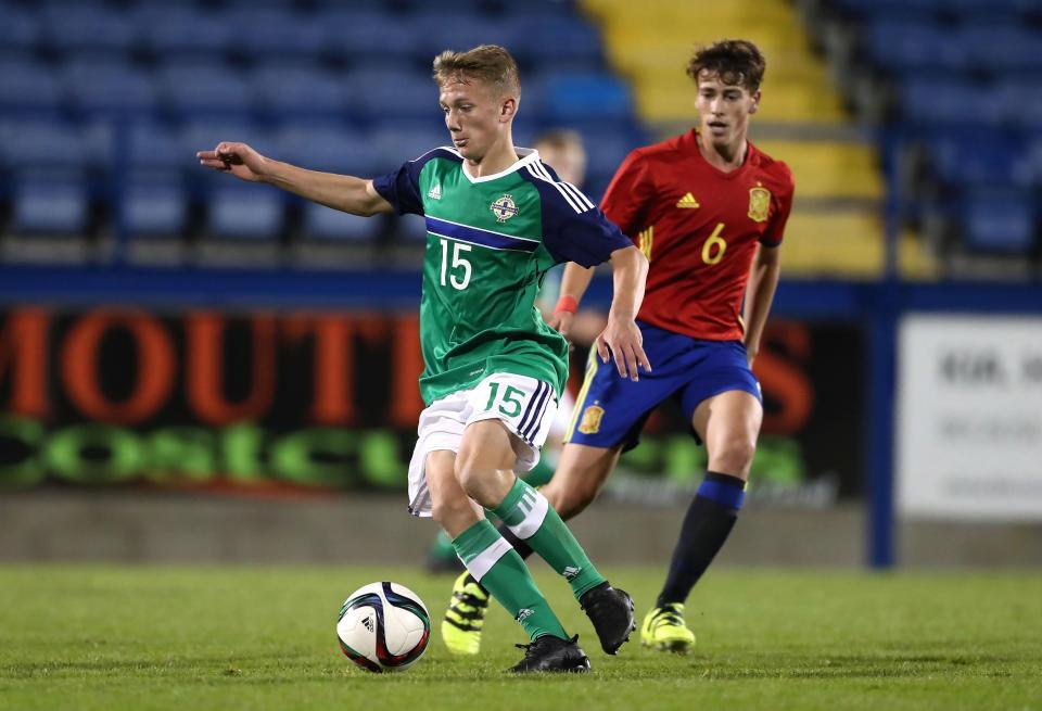 Gelandang muda asal Irlandia Utara, Ethan Galbraith akan bergabung dengan Manchester United. Copyright: Internet/Thesun.co.uk