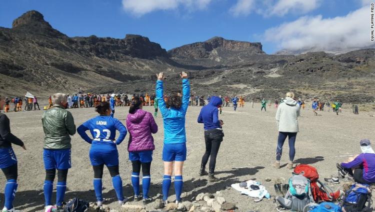 Sepakbola wanita di Gunung Kilimanjaro. Copyright: Equal Playing Field