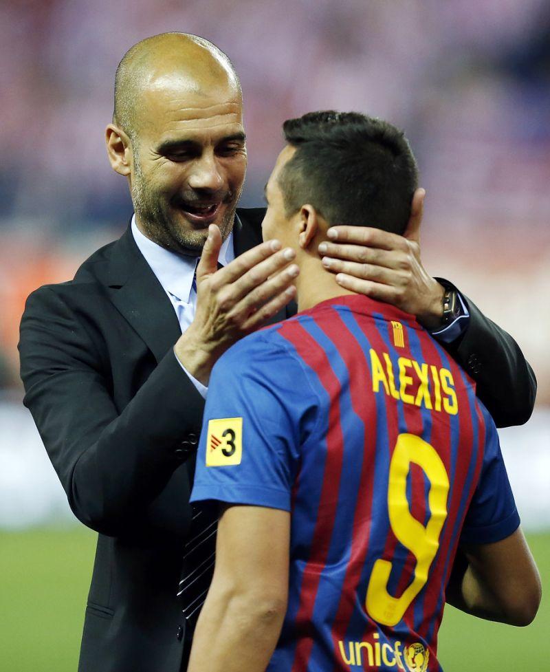 Pep Guardiola dan Alexis Sanchez saat masih sama-sama berada di Barcelona. Copyright: Yahoo Deportes