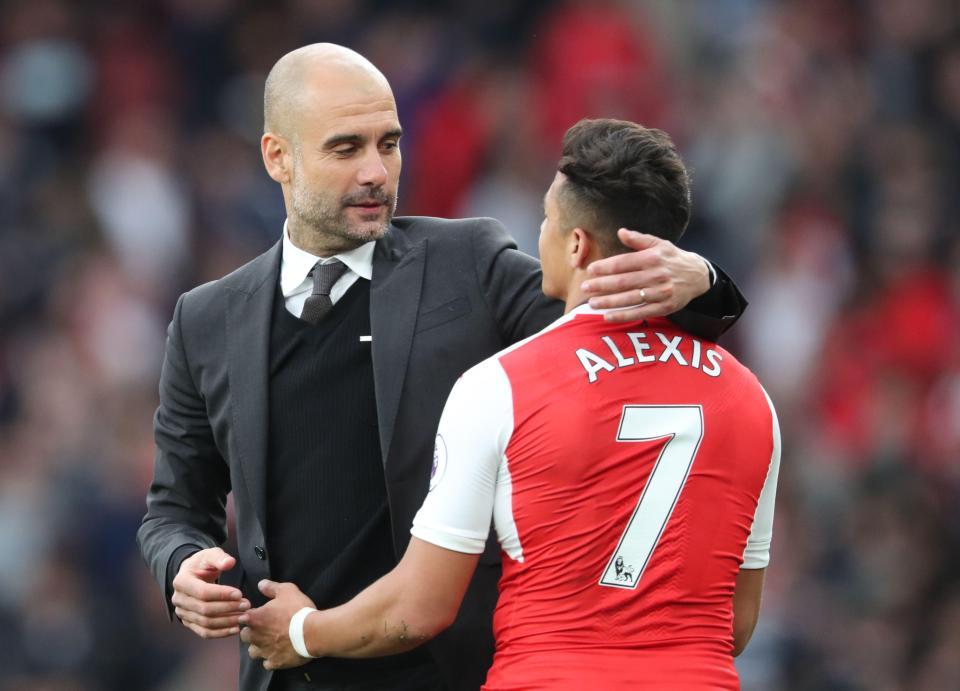 Pep Guardiola saat bertemu dengan Alexis Sanchez di musim 2016/17 kemarin. Copyright: TheSun