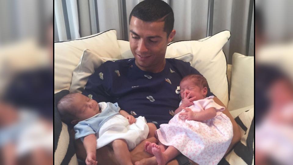 Cristiano Ronaldo dan dua anak kembarnya. Copyright: Instagram Cristiano Ronaldo