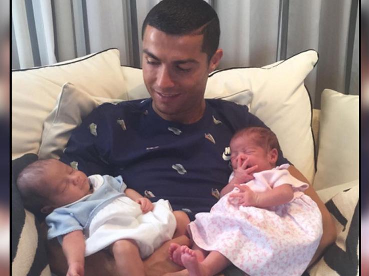 Cristiano Ronaldo dan dua anak kembarnya. Copyright: Instagram Cristiano Ronaldo
