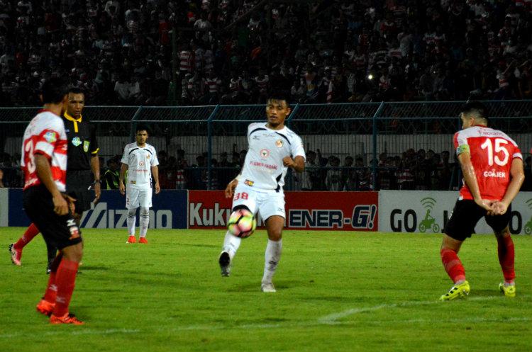 Pemain Semen Padang, Irsyad Maulana. Copyright: INDOSPORT/Taufik Hidayat