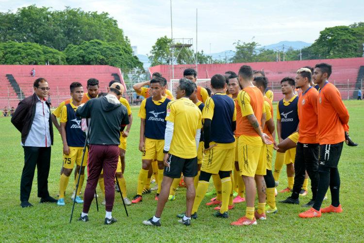 Para pemain Semen Padang dalam sesi latihan tim. Copyright: INDOSPORT/Taufik Hidayat