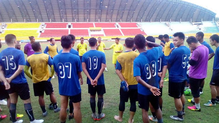 Latihan perdana Sriwijaya FC masih minus 6 pemain. Copyright: INDOSPORT/Muhammad Effendi