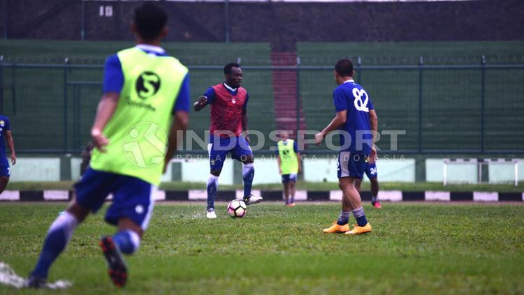 Michael Essien di latihan perdana Persib Bandung usai liburan. Copyright: Ginanjar/INDOSPORT