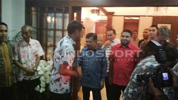 Jusuf Kalla kedatangan tamu spesial, PSM Makassar. Copyright: Basri/INDOSPORT