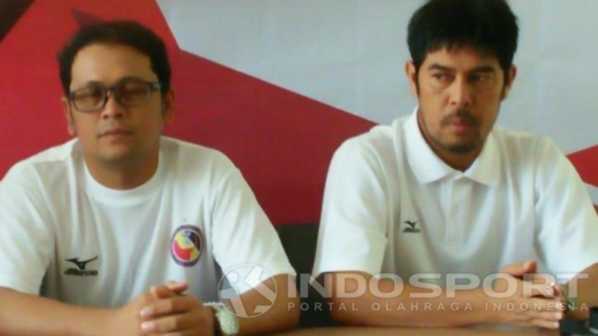 Manajer Semen Padang, Win Bernardino (kiri) bersama pelatih Nilmaizar. Copyright: INDOSPORT/Taufik Hidayat