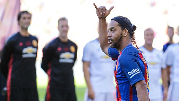 Legenda Barcelona, Ronaldinho dalam laga melawan Manchester United Legends di Camp Nou. Copyright: Pedro Salado/Action Plus via Getty Images