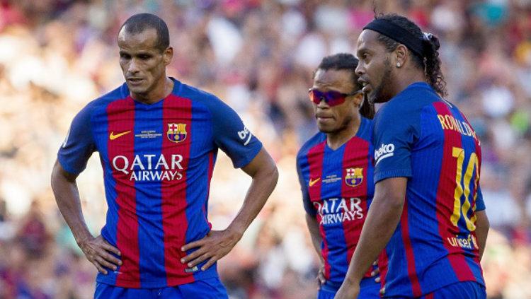 Legenda Barcelona, (kiri-kanan) Rivaldo, Edgar Davids, dan Ronaldinho. Copyright: Albert Llop/Anadolu Agency/Getty Images