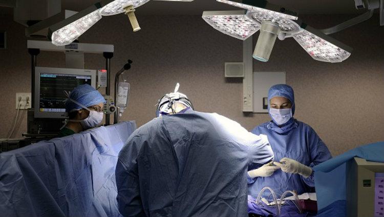 Ilustrasi seorang dokter melakukan tindakan operasi. Copyright: JEAN-SEBASTIEN EVRARD/AFP/Getty Images