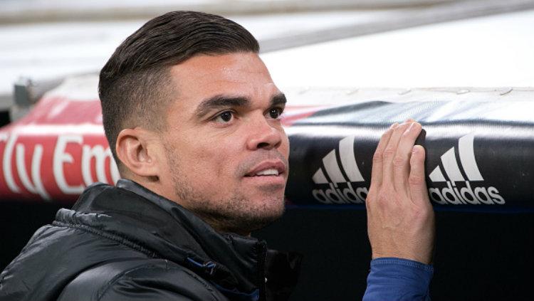 Bek Real Madrid, Pepe gagal bergabung dengan Paris Saint-Germain. Copyright: Sonia Canada/Getty Images