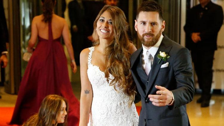 Lionel Messi resmi meminang Antonella Roccuzzo.