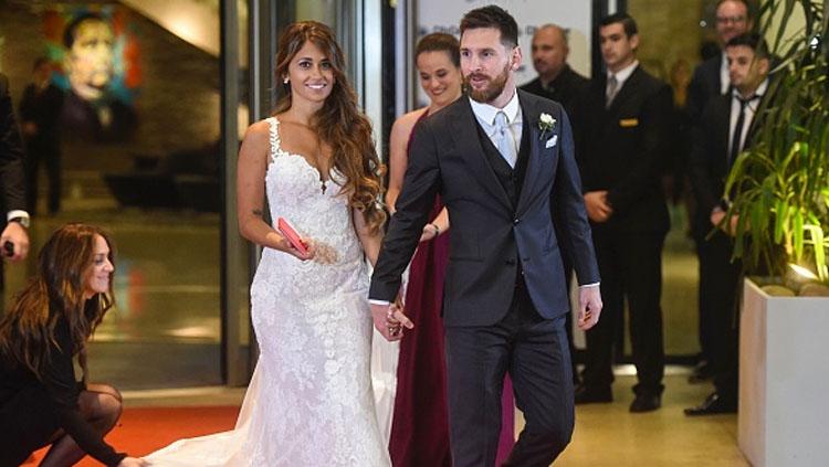 Lionel Messi tampak erat menggenggam tangan Antonella Roccuzzo.