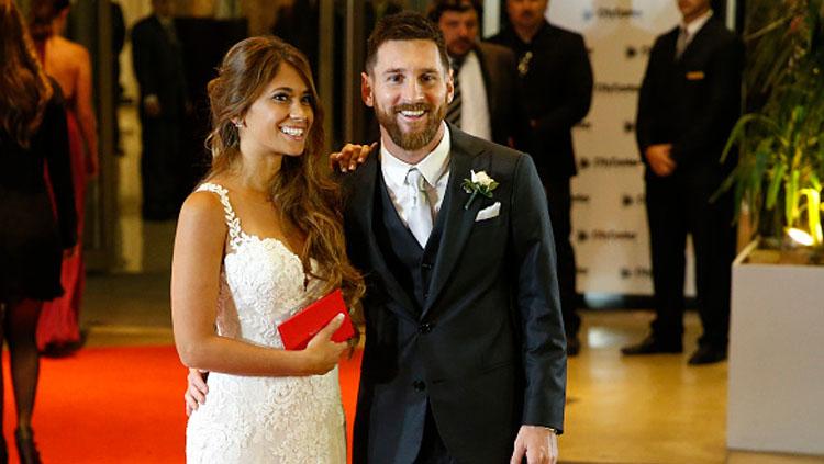 Lionel Messi dan Antonella Roccuzzo tersenyum saat dipotret.