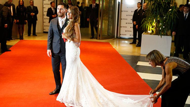 Lionel Messi dan Antonella Roccuzzo melakukan pemotretan.