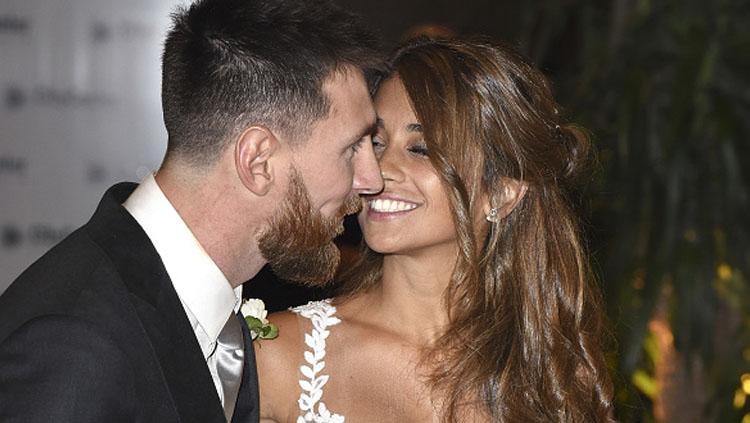 Megabintang Barcelona, Lionel Messi resmi meminang Antonella Roccuzzo. Copyright: INDOSPORT