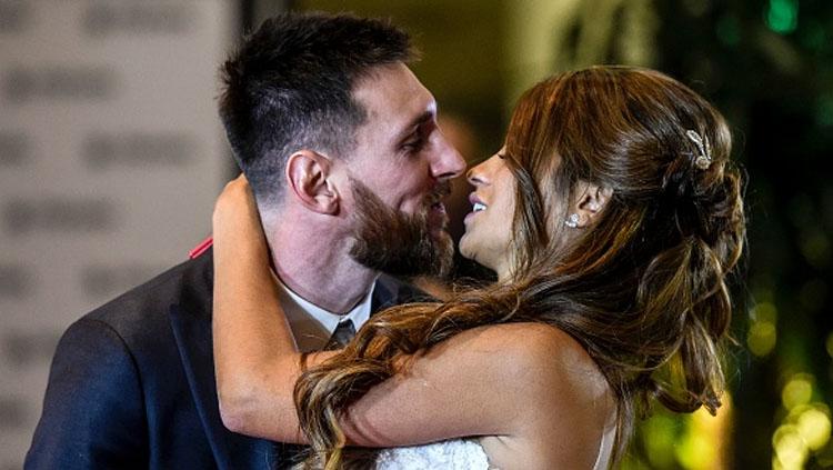 Lionel Messi dan Antonella Roccuzzo saat akan melakukan ciuman usai pernikahan. Copyright: INDOSPORT