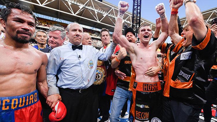 Manny Pacquiao tertunduk lesu usai dikalahkan Jeff Horn. Copyright: INDOSPORT