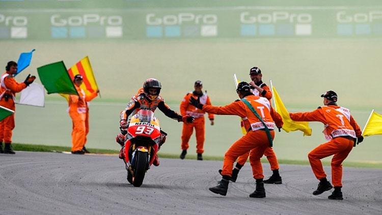 Tim Repsol Honda tengah menyambut Marc Marquez untuk melakukan selebrasi. Copyright: INDOSPORT