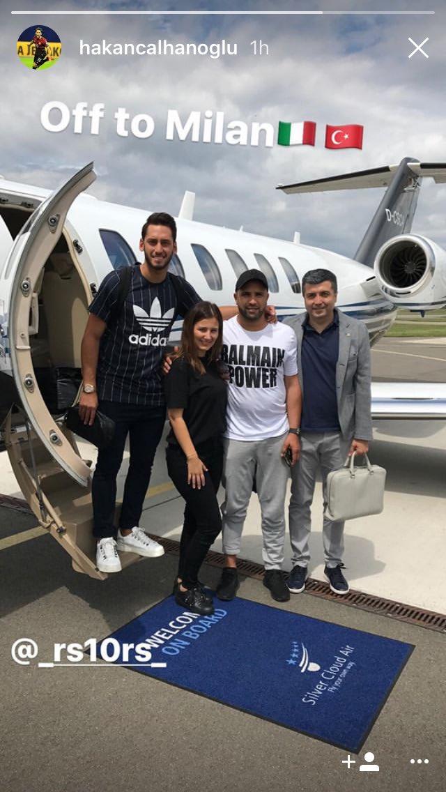 Hakan Calhanoglu sampai di Milan. Copyright: twitter.com/OmnisportNews