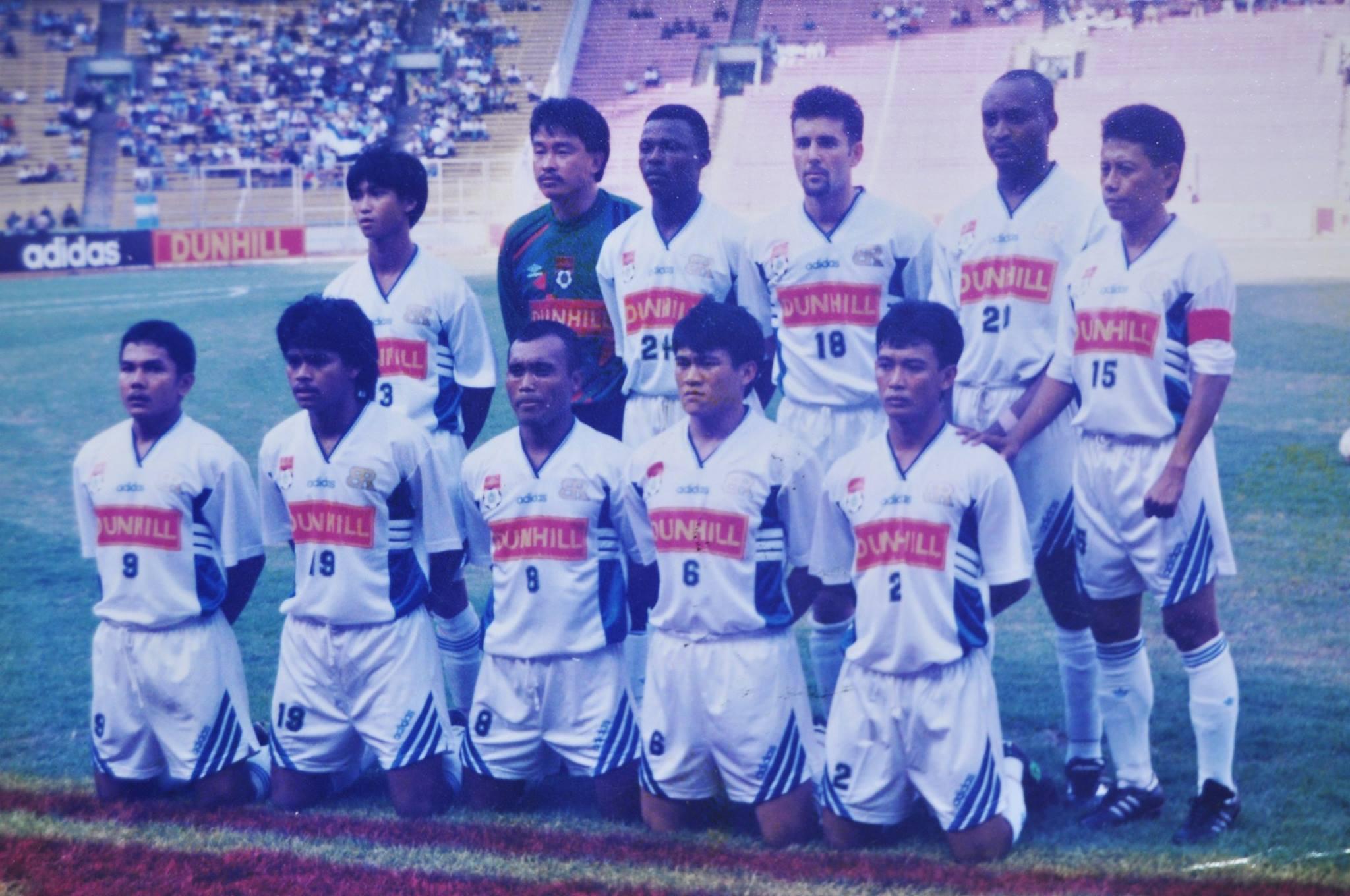 Tim Bandung Raya jelang menghadapi Pelita Jaya pada 22 Juli 1995 dalam babak delapan besar Liga Indonesia I di Stadion Utama Senayan Jakarta. Copyright: Facebook/Kholil Indro
