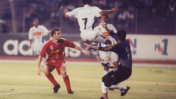 Pembukaan Liga Indonesia 1994/95 dibuka lewat laga yang menghadirkan Juara Galatama Pelita Jaya menghadapi Juara Perserikatan Persib Bandung. Pelita Jaya memenangi pertandingan eksibisi tersebut dengan skor 1-0 lewat gol di menit 60 dari Dejan Gluscevic. Copyright: Facebook/Dejan Gluscevic