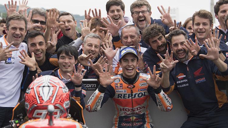 Pembalap Repsol Honda, Marc Marquez merayakan kemenangan. Copyright: Indosport.com