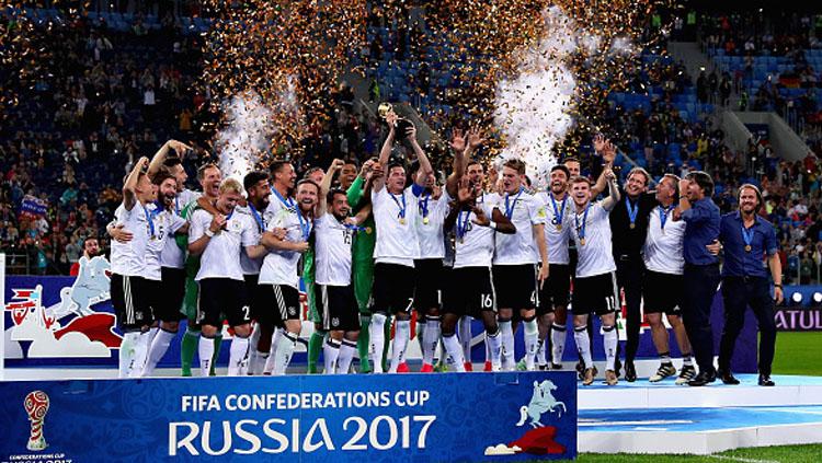 Ekspresi kegembiraan wajah para pemain timnas Jerman usai menerima piala konfederasi 2017. Copyright: INDOSPORT
