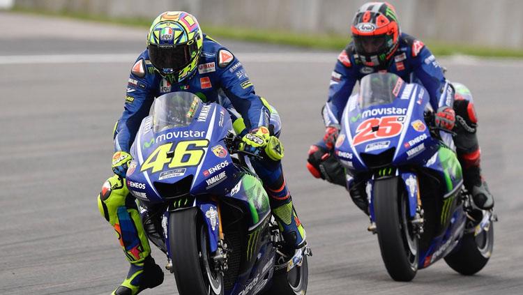 Valentino Rossi (depan) dan Maverick Vinales. Copyright: Twitter@YamahaMotoGP