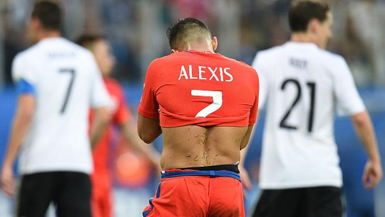 Alexis Sanchez tertunduk lesu setelah gawang timnya kebobolan. Copyright: INDOSPORT