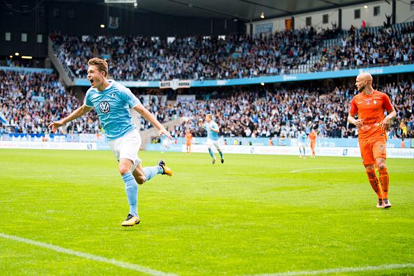 Mattias Svanberg merayakan gol tunggal yang ia cetak untuk kemenangan Malmo. Copyright: INDOSPORT