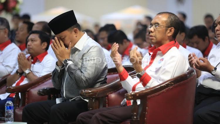 Imam Nahrawi dan Gatot S Dewabroto memanjatkan doa dalam acara halal bihalal. Copyright: Herry Ibrahim/INDOSPORT