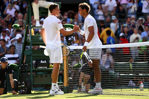 Rafael Nadal (kanan) saat bersalaman dengan John Millman usai pertandingan. Copyright: INDOSPORT