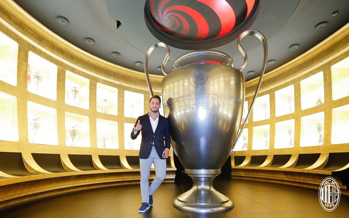 Hakan Calhanoglu berpose di museum gelar AC Milan. Copyright: Twitter AC Milan.
