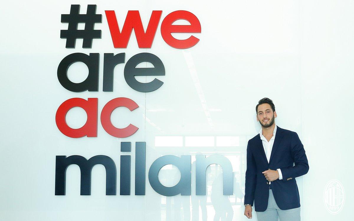 Hakan Calhanoglu diikat kontrak selama 4 tahun di AC Milan. Copyright: Twitter AC Milan.