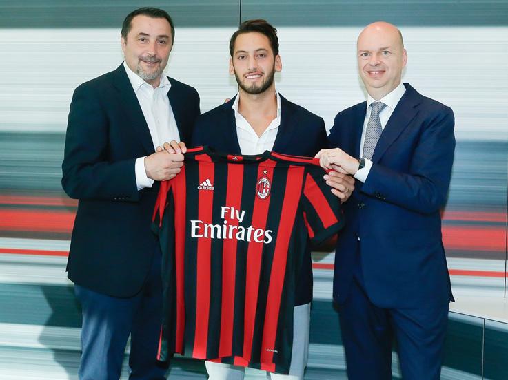 Hakan Calhanoglu, resmi direkrut AC Milan. Copyright: Twitter AC Milan.