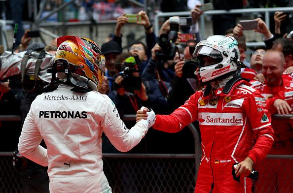 Sebastian Vettel (kanan) telah meminta maaf kepada Lewis Hamilton. Copyright: INDOSPORT