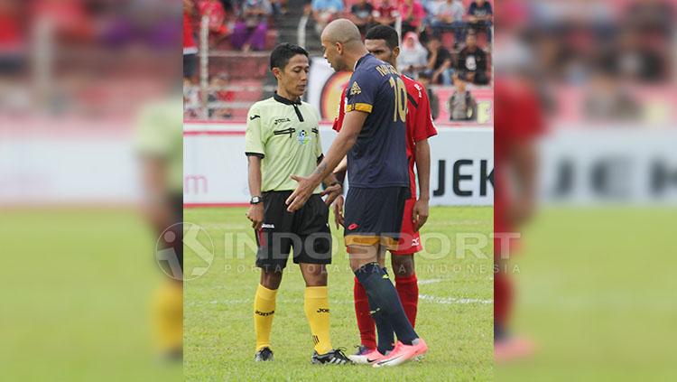 Ivan Carlos Franca Coelho saat meminta keadilan kepada wasit. Copyright: Taufik Hidayat/INDOSPORT