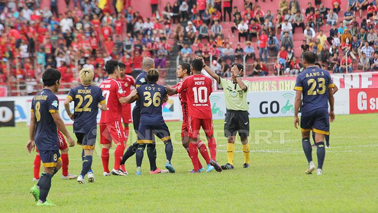 Wasit tampak kesakita setelah menerima tandukan Ivan Carlos Franca Coelho. Copyright: Taufik Hidayat/INDOSPORT