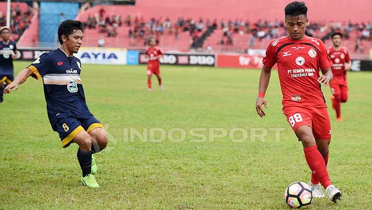 Irsyad Maulana (kanan) tengah mengecoh bola. Copyright: Taufik Hidayat/INDOSPORT