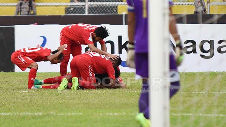 Selebrasi pemain Semen Padang. Copyright: Taufik Hidayat/INDOSPORT