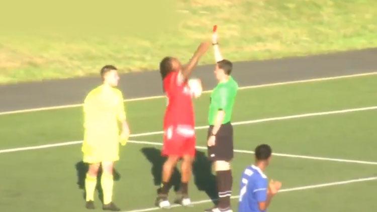 Pemain Football Amerika, Marshawn Lynch tengah mengambil kartu merah yang diberikan wasit. Copyright: streamable.com