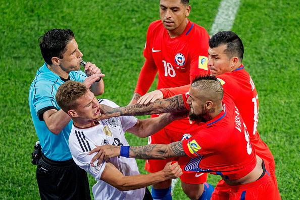 Arturo Vidal dan Joshua Kimmich bersitegang di partai final Piala Konfederasi. Copyright: Joosep Martinson - FIFA/FIFA via Getty Images