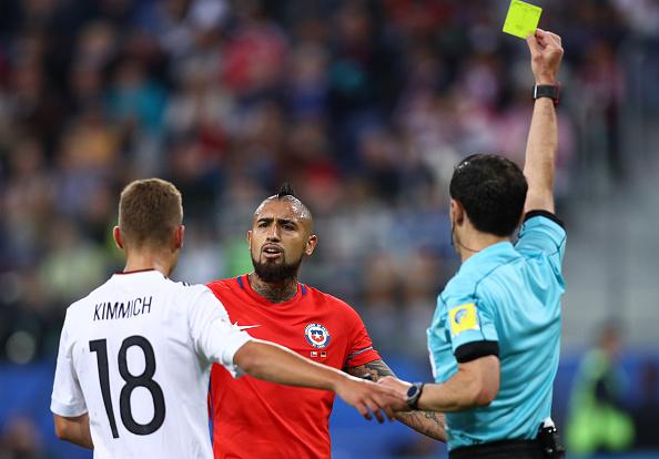 Arturo Vidal dan Joshua Kimmich mendapatkan kartu kuning dari wasit. Copyright: Buda Mendes/Getty Images