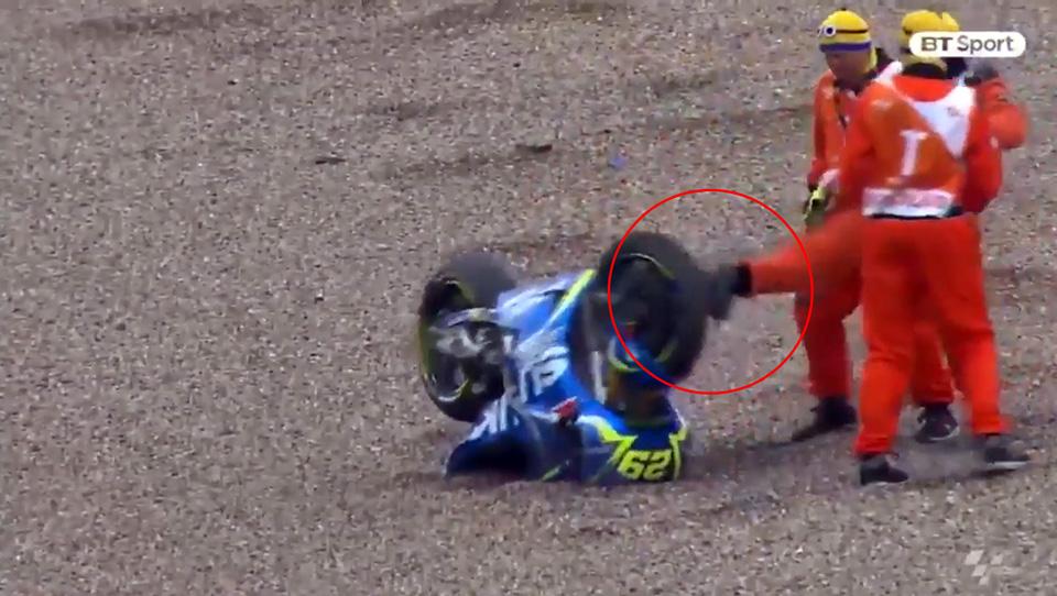 Motor Iannone ditendang oleh petugas balapan MotoGP Jerman 2017. - INDOSPORT