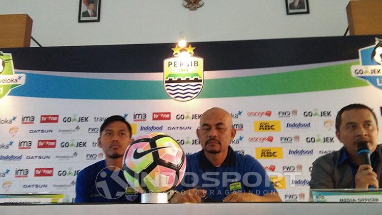 Herrie Setyawan saat melakoni siaran pers bersama Tony Sucipto. Copyright: Ginanjar/Indosport