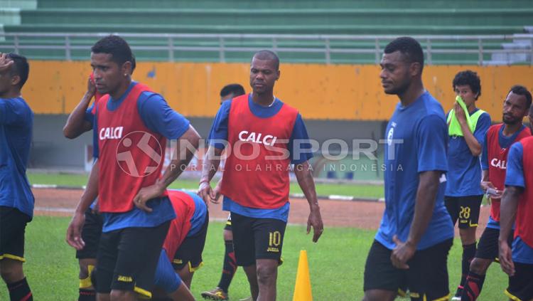Hilton Moreira dan rekan-rekannya di Sriwijaya berlatih jelang laga melawan Arema FC. Copyright: Muhammad Effendi/INDOSPORT